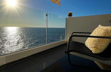 At the ocean’s edge - Foto 1