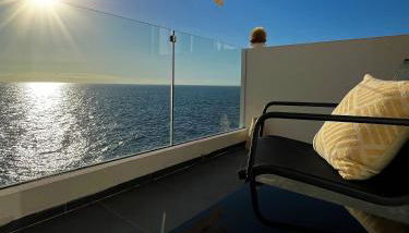 At the ocean’s edge - Foto 1