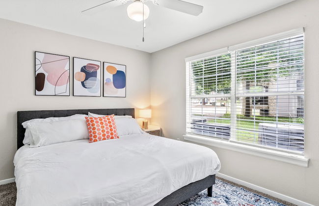 Cozy Chic 2BR King Suite w Gym Pool Close to DT - Foto 9