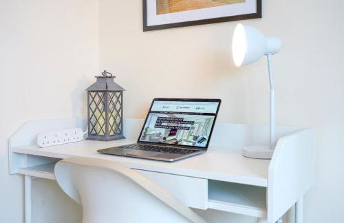 Stylish Canal Side Apartment - City Centre - Free Parking, Balcony, Smart TV, Fast Wifi by Yoko Property - Photo 6