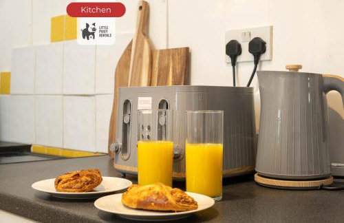 2 Bedroom Home with WiFi, Private Yard and Street Parking - Foto 6