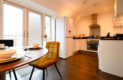 Spacious 2 Bedroom Balcony Flat with Parking and Fast WiFi - Foto 4