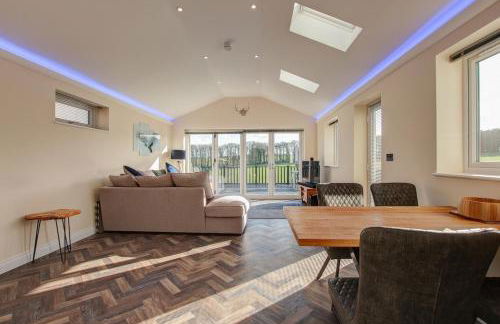 Hunters Cottage - Luxury, high end, hot hub, AC, slipper bath, couples retreat - Photo 13