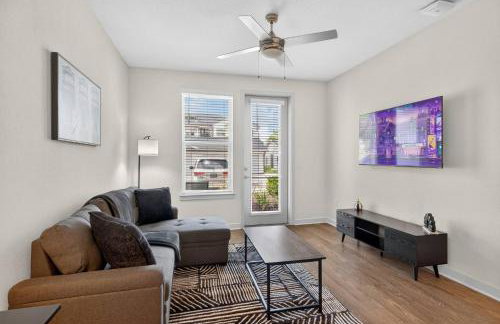 Stylish 1BR Apt| King Bed| Pool | Close to Beach - Foto 1