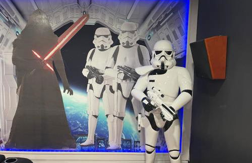 Amazing Star Wars Villa with Arcade & Theater, Private Pool, 3 King, Near Disney - Photo 6