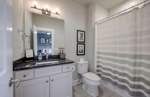 WeHo Nashville Home, Geodis Park, Mini-Golf, Arcade, 10min to Downtown! Sleeps 10! - Foto 19