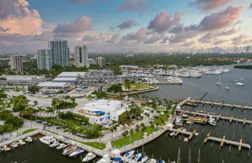 Escape GameRoom, BAR, BBQ, Spacious,KING Bed, All Luxury mattresses, Near Beach, 6 blocks away from Bars, Nite Clubs, Res, Shops - Photo 46