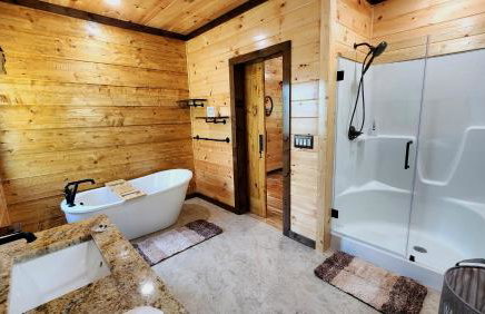 Luxe Cabin with Game Room, Hot Tub & Firepit - Foto 6