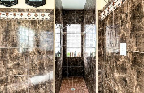 South Florida Spacious Oasis 4BR Retreat with 2 King Beds, Amazing Pool, near Beaches - Photo 62