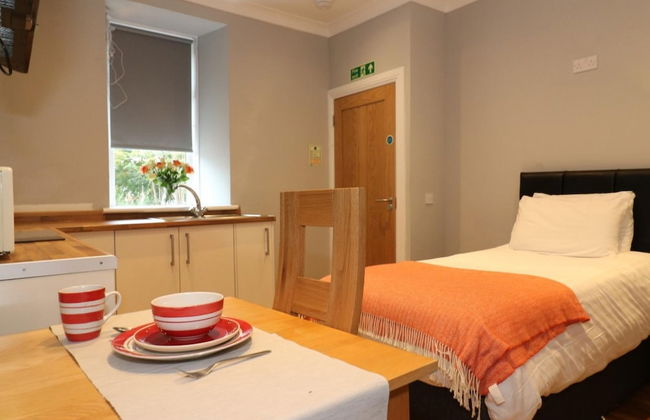 Linden Cottage Room 2 - Airdrie - Photo 3