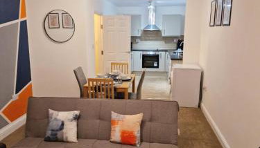 RestWorkPlayShortStays apartment, free parking and wifi, perfect for contractors, near to i54 park and city centre - Foto 5