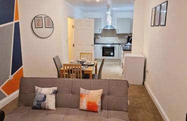 RestWorkPlayShortStays apartment, free parking and wifi, perfect for contractors, near to i54 park and city centre - Foto 6