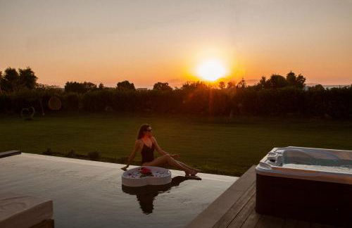 Aphrodite Luxury Suites, Private Heated Pool & Jacuzzi -Romantic Escape for Couples - Photo 5