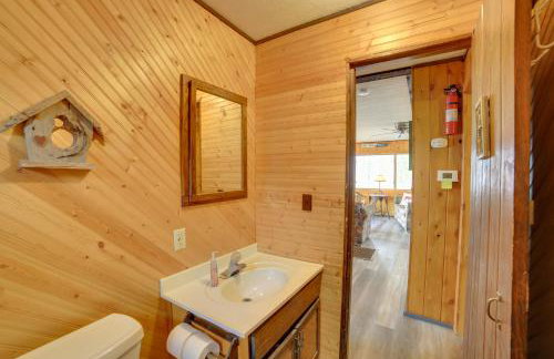 Lakefront Cabin with Private Dock and Beach! - Foto 17