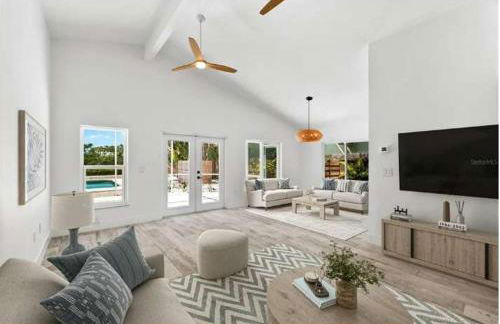 Blue Lagoon Hideaway 3BR Coastal Chic Retreat - Photo 9