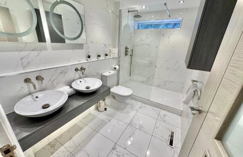 5 Bed House - Pool - Hot Tub - Sauna - Pool Table - Near New Forest and Beach - Sleeps 12 - Photo 9