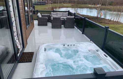 Bay Tree Lodge: Lakeside lodge w/hot tub & cinema surround sound - Foto 2