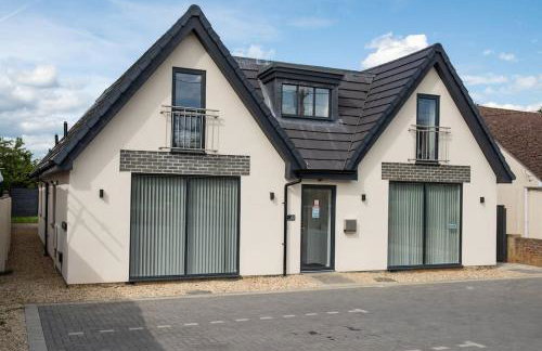 Orchid Lodge - Two Bed Generous Flat - Parking, Netflix, WIFI - Close to Blenheim Palace & Oxford - F4 - Photo 3