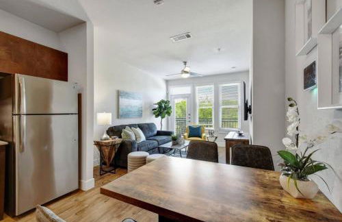 Charming Apartment in Southtown Wifi Pool Gym - Photo 16