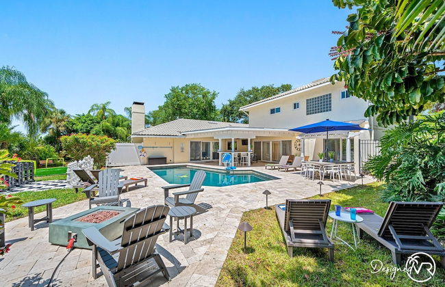 8BR Villa with Heated Pool Near Beach - Foto 78