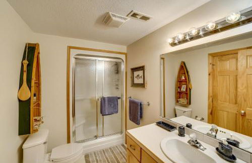 Decks and Views Spacious Cabin Near Table Rock Lake - Foto 26