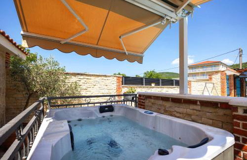 Villa Vision with Heated Pool & Jacuzzi in Sestanovac - Foto 47