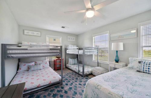 Cozy and charming getaway with deck, close to beach - Foto 27