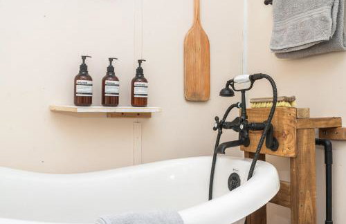 Cabin close to FL Caverns! Hot Tub, WI-FI, & Firepit - Foto 8