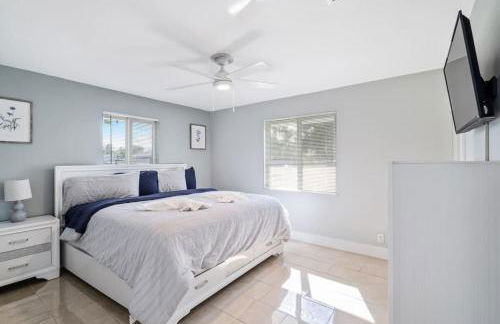 Roxanas 3bed 2bath Home with Modern Interior and BBQ Backyard - Photo 46