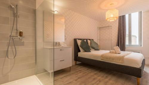 ATYPIQUE - 2 chambres avec salles de bains, cuisine équipée, parking gratuit - Foto 2, towels, Shower