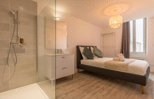 ATYPIQUE - 2 chambres avec salles de bains, cuisine équipée, parking gratuit - Foto 2