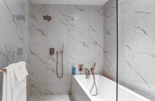 Ocean Views and Pool Access Riviera Beach Condo! - Foto 16