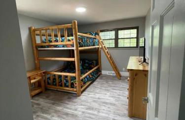 Private 4 Bedroom Home with a hot tub - Foto 28