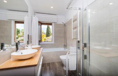 Queen Fabiola Villa, spacius home with private Pool in east Malaga - Photo 52