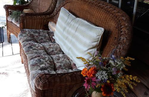 Deer Valley Retreat, Lovely Log Cabin with Fireplace & Garden Views- Perfect for a Relaxing Getaway! - Foto 24