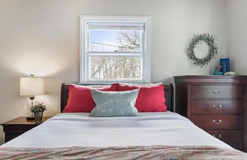 Colonial Cottage with Hot Tub & Sauna-Family Friendly - Photo 25