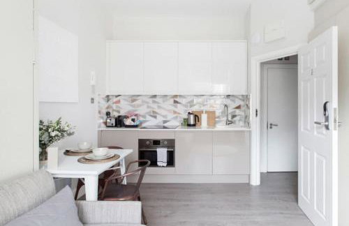 Decompress at a Serene Studio in Classic Townhouse - Foto 8