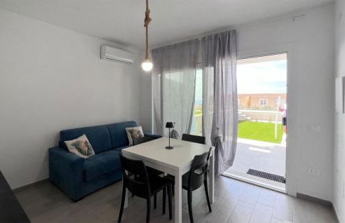 1 Bedroom Gorgeous Apartment In Isola Rossa - Foto 4