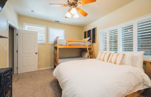 Lavender & Vine - Downtown Retreat with Hot Tub and Fire Pit! - Foto 26