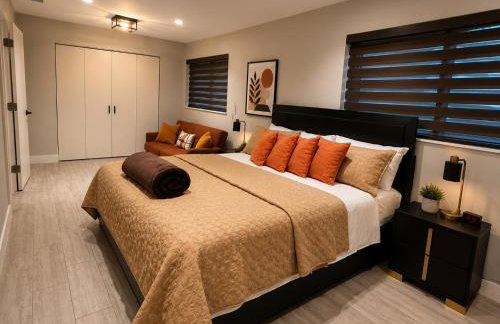 Modern Miami Home l Sleeps 12 l Free Parking - Photo 27