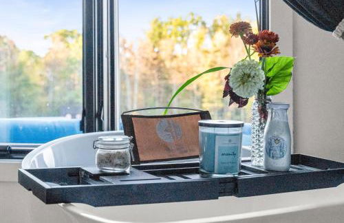 Tiny House on a Waterfall at Private Tiny Lake - Foto 12