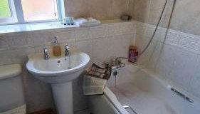The Farrier's 3 bedroom comfy and cosy bolt hole close to Cannock town centre - Foto 3, towels, Shower