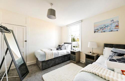 Central Canterbury Gem New Refreshed Decor Sunny Deck Outdoor Furniture FREE Parking 2BR 2BA TOP Location - Foto 36