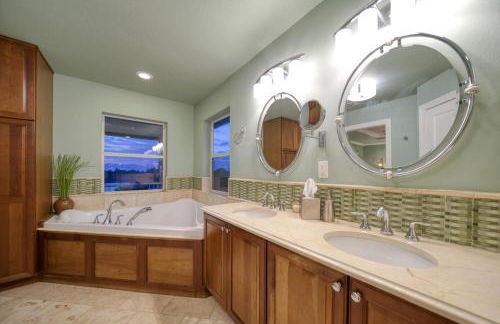 Waterfront Luxury w/ Heated Salt Pool & Golf Cart - Foto 50