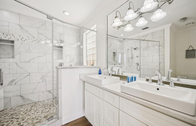 Just Beachy - 5 Bedroom Beach Front Home! Sleeps 20 Home by RedAwning - Foto 25