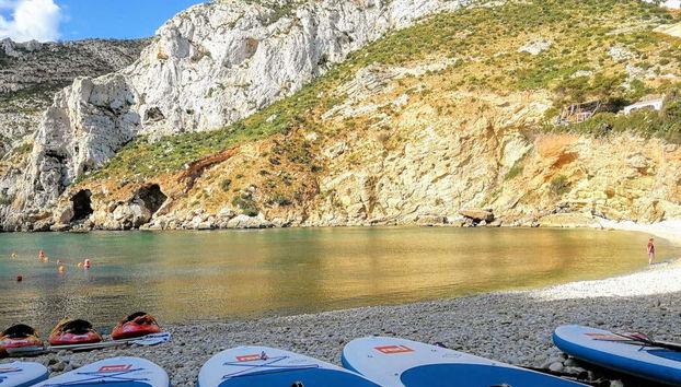 Pranchas de paddle surf em uma enseada em Jávea