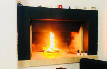 Modern Apartment with Fireplace & Stylish Kitchen - Photo 8