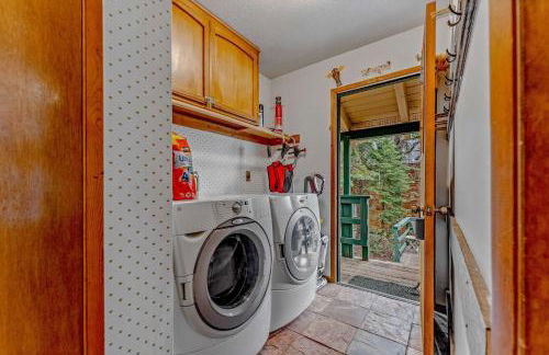 Near Northstar Wooded Retreat with Deck & Loft - Foto 28