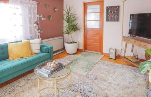 Bohemian Bungalow with Hot Tub - Foto 10