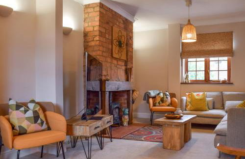 Queens Manor - Photo 4